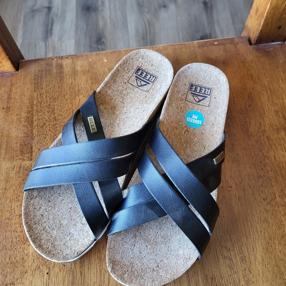 Reef Women's Black and Tan Sandals - Picture 2 of 3